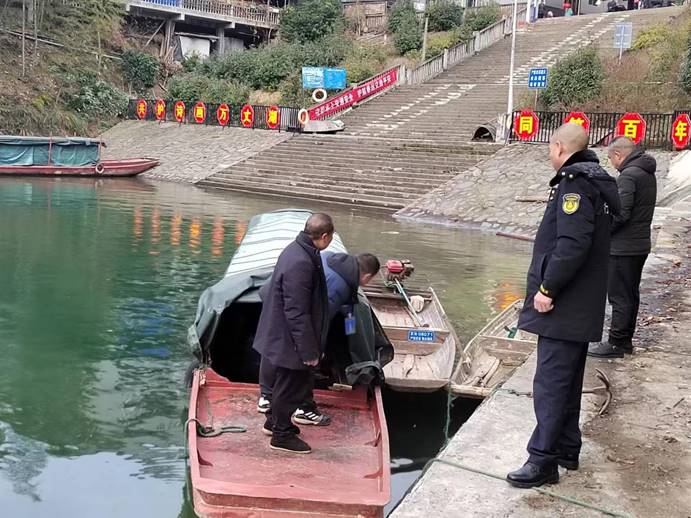 春運第一天，芷江水運事務中心執(zhí)法人員去碧涌大垅進行安全巡查，確保水上交通安全！ (4)